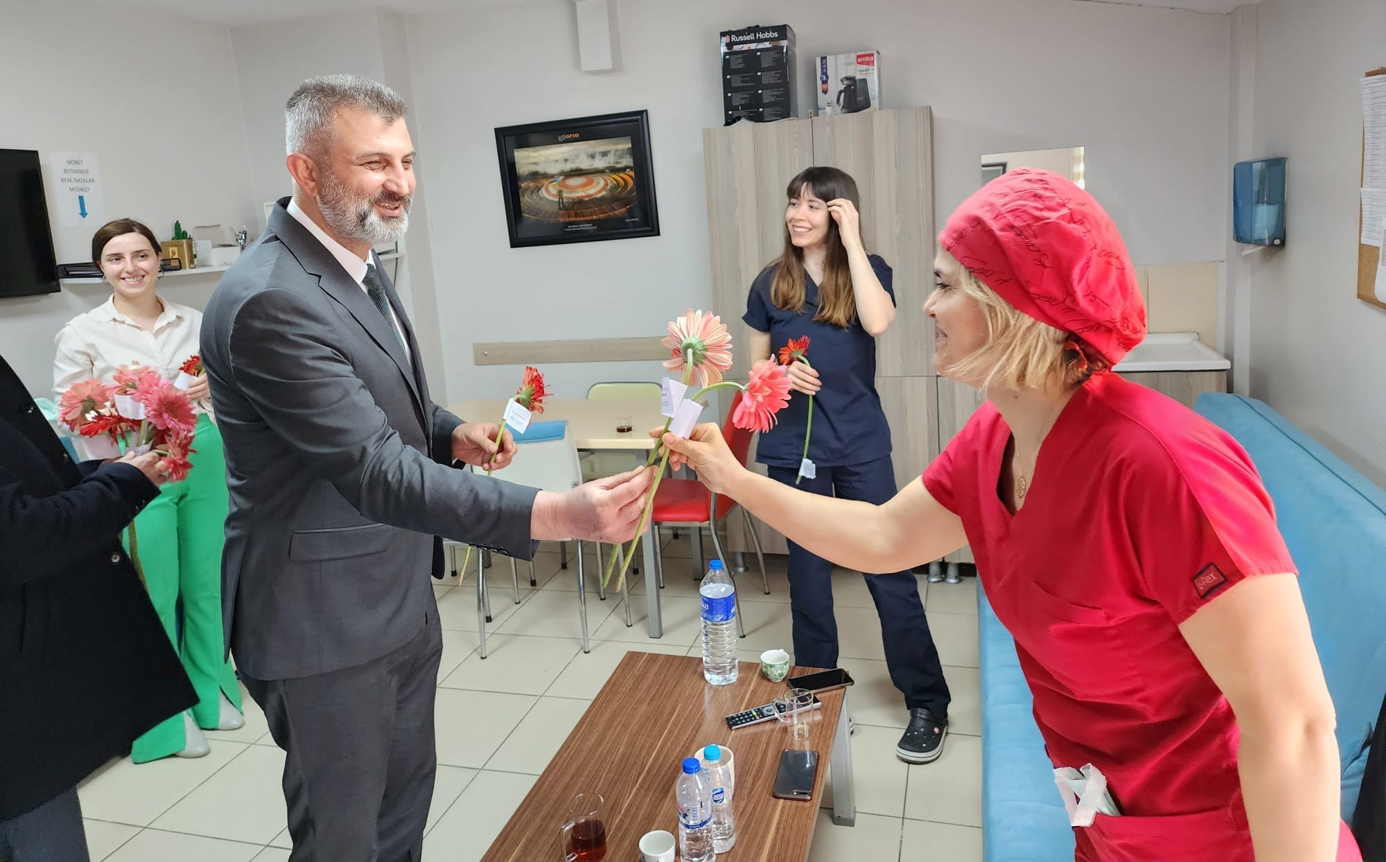 BAKAN SEZER SALIK ALIANLARININ TIP BAYRAMINI KUTLADI