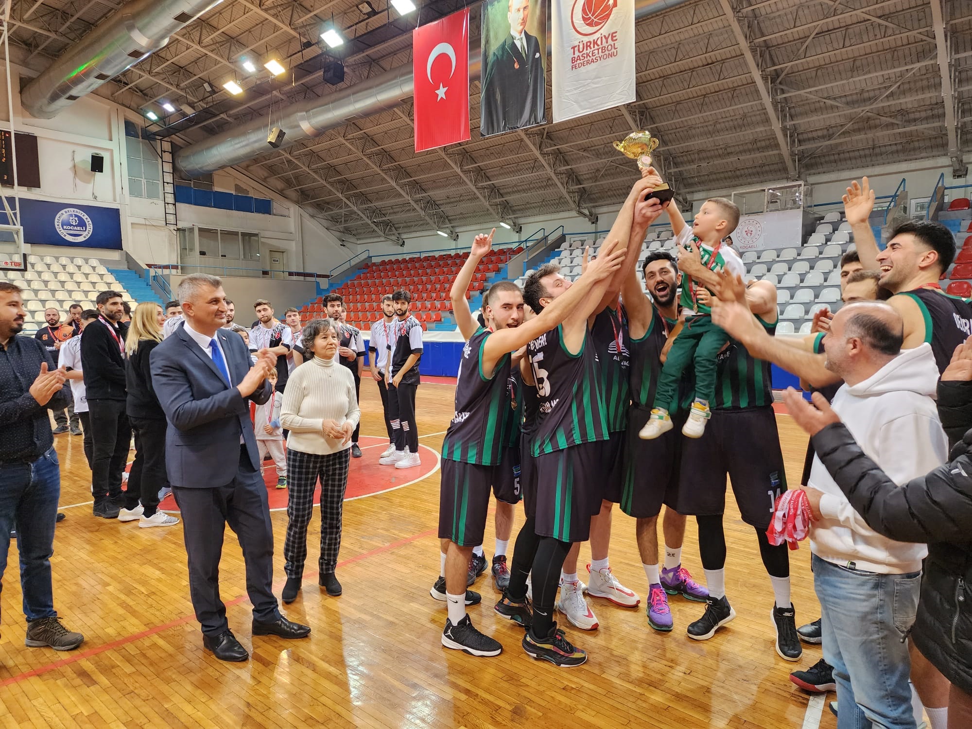 DERMENDERESPOR BASKETBOL TAKIMI KOCAEL AMPYONU