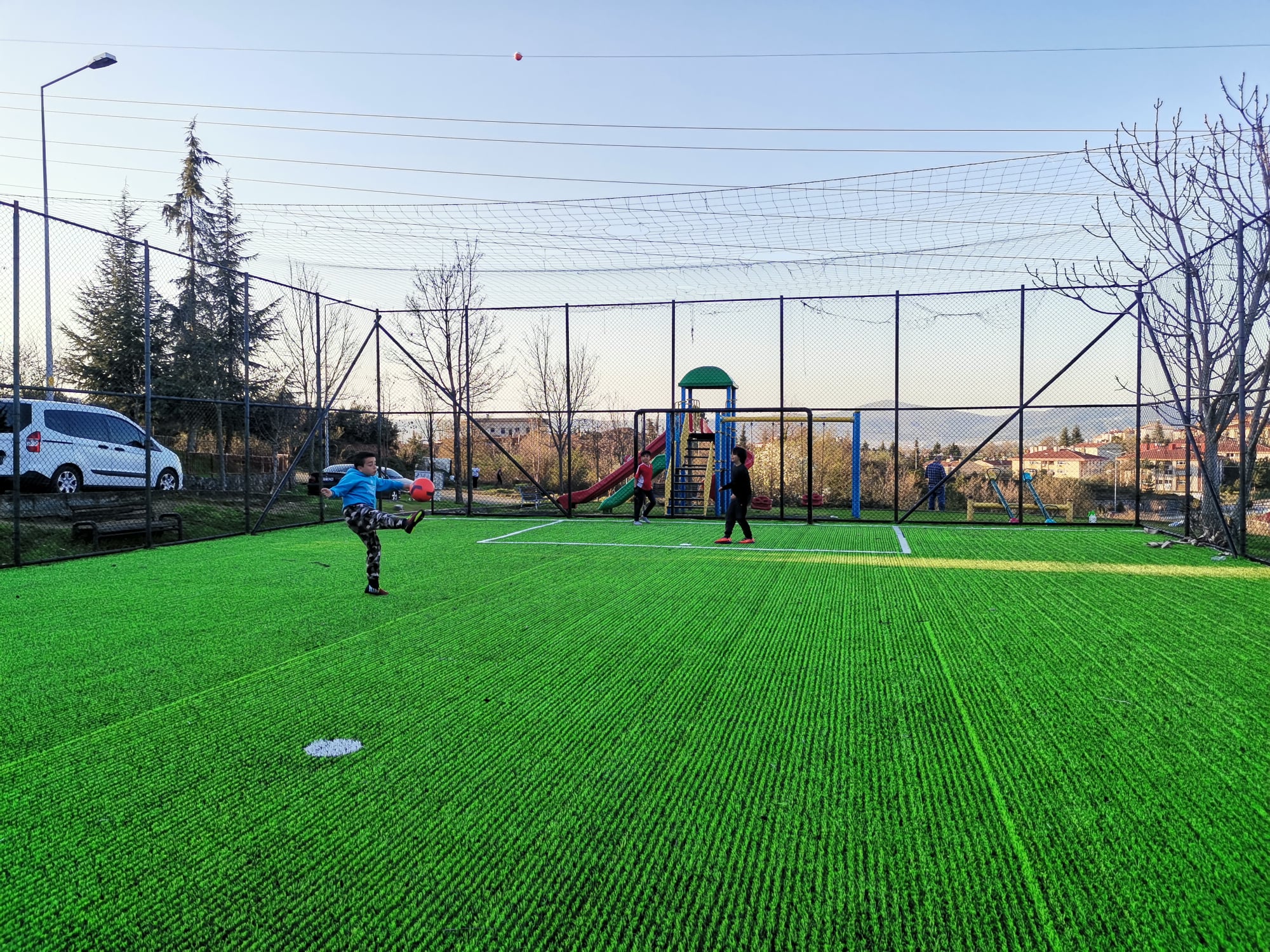 GLCKTE FUTBOL SAHALARI OCUKLAR N YENLENYOR