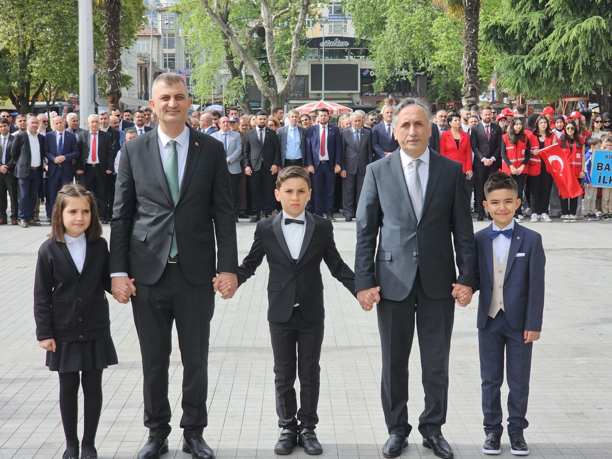 23 NSAN ULUSAL EGEMENLK VE OCUK BAYRAMI GLCKTE TRENLE KUTLANDI