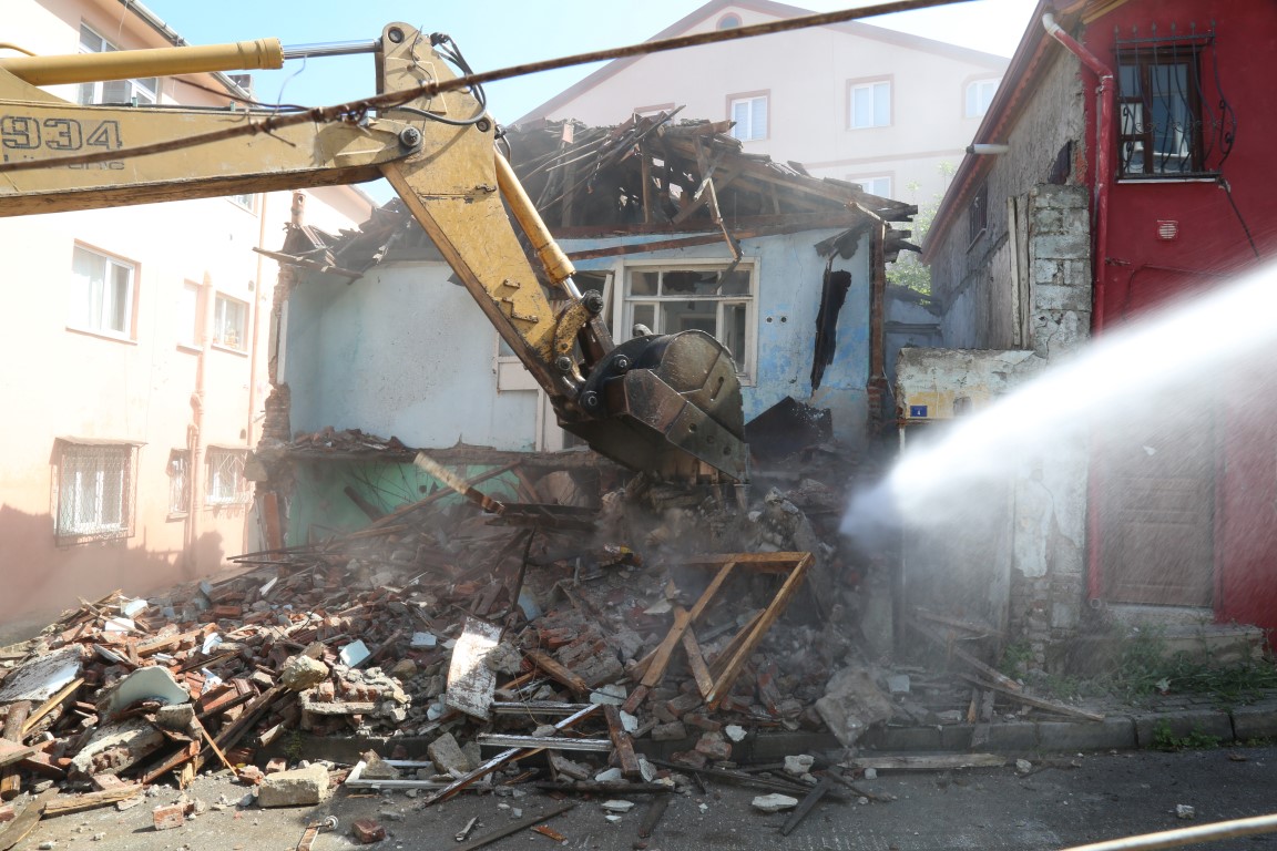 3 Metruk Binay� Daha Y�kt�k