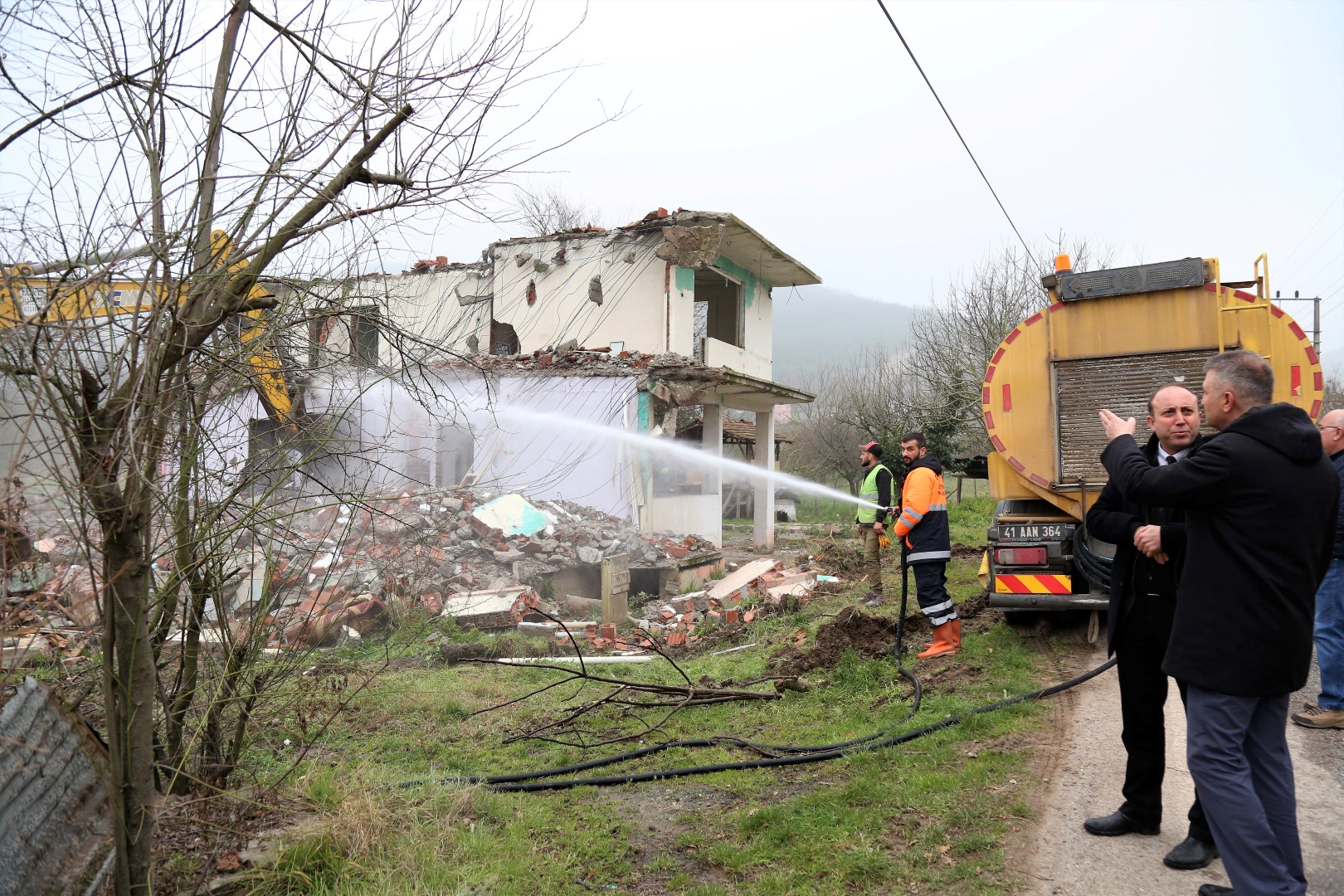 Orta Hasarl� Binalar� Y�kmaya Devam Ediliyor