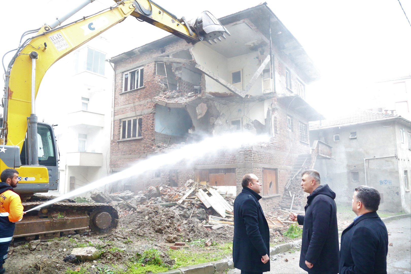 G�lc�k Belediyesi Orta Hasarl� Bir Binay� Daha Y�kt�