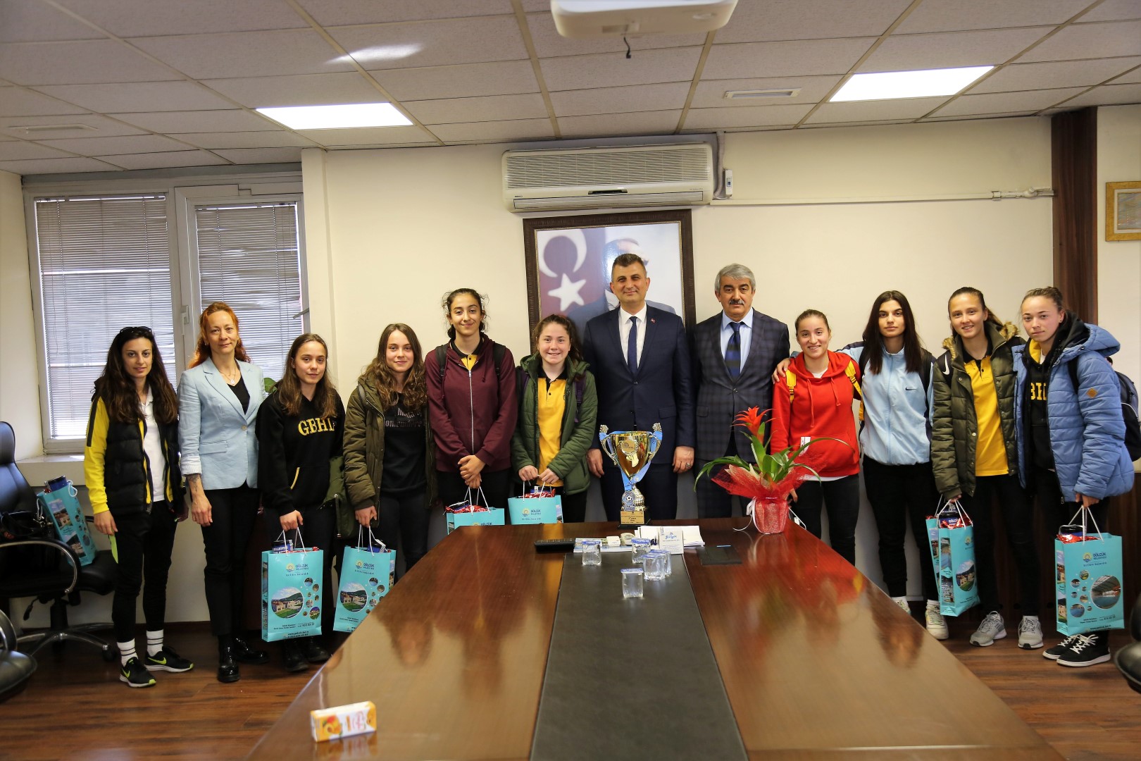 Ba�kan Sezer �ampiyon K�zlara Ba�ar�lar Diledi
