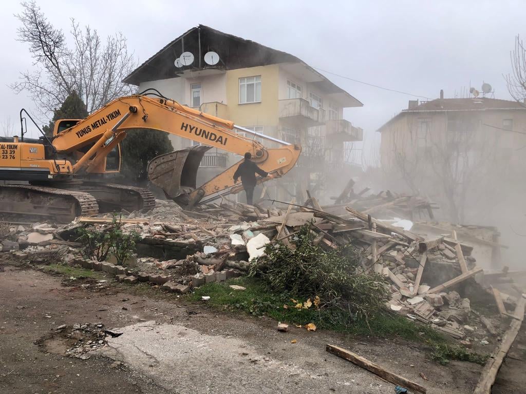 GLCKTEK METRUK VE HASARLI 3 BNANIN YIKIMI TAMAMLANDI