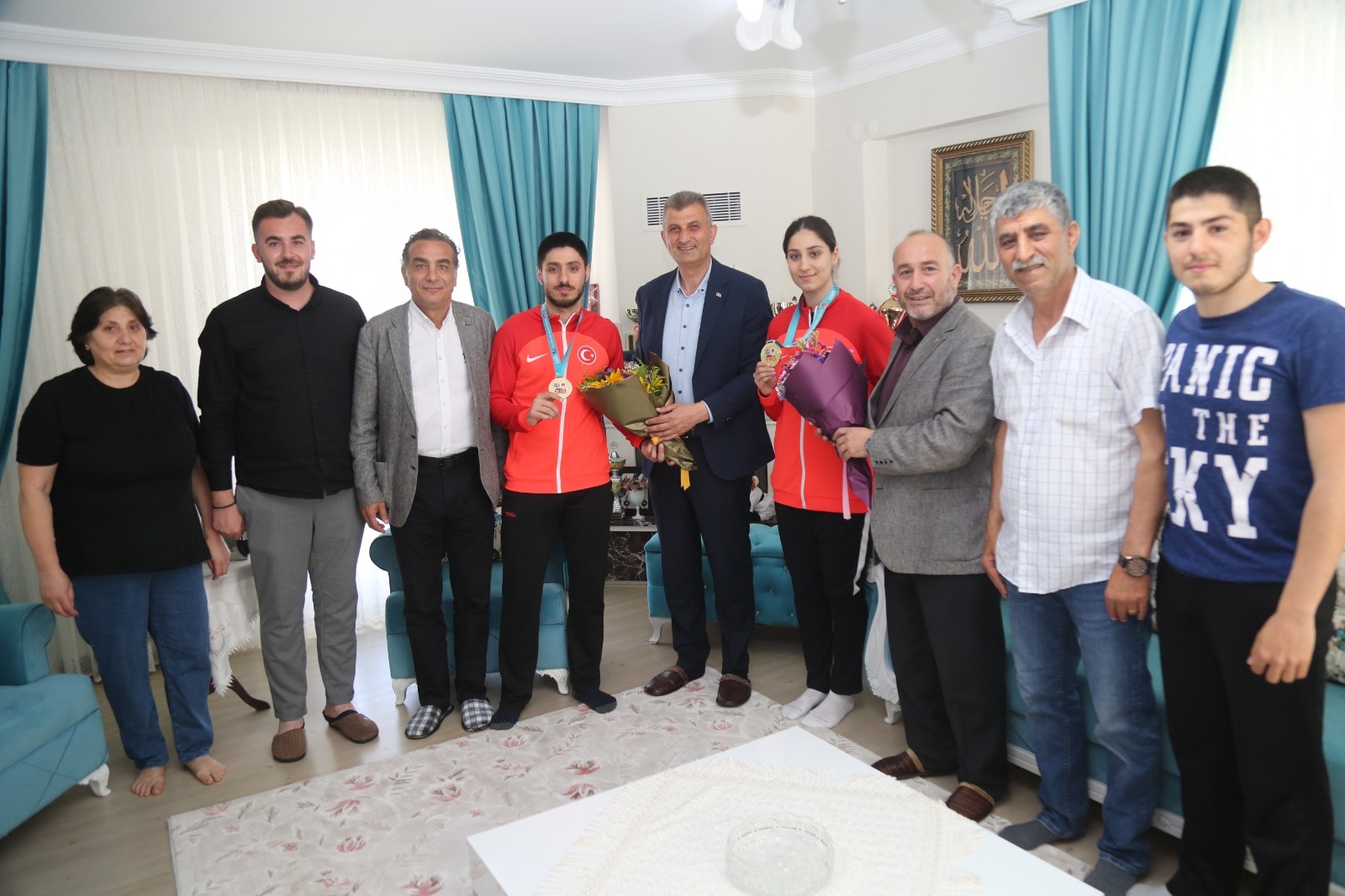 BAKAN SEZER AVRUPA AMPYONU KARDELERN EVLERNE KONUK OLDU
