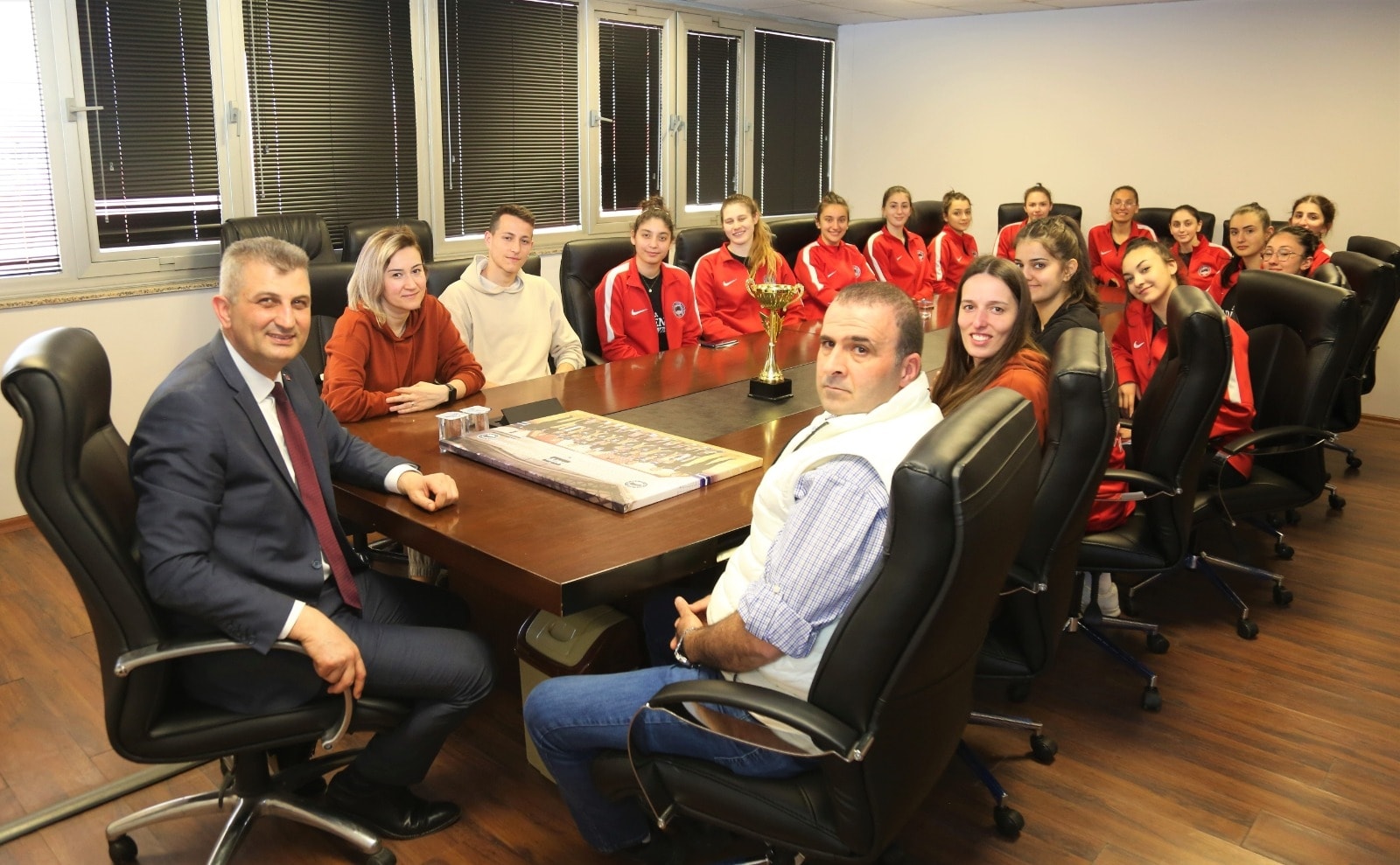 BAKAN SEZER AMPYON KIZLARA BAARILAR DLED
