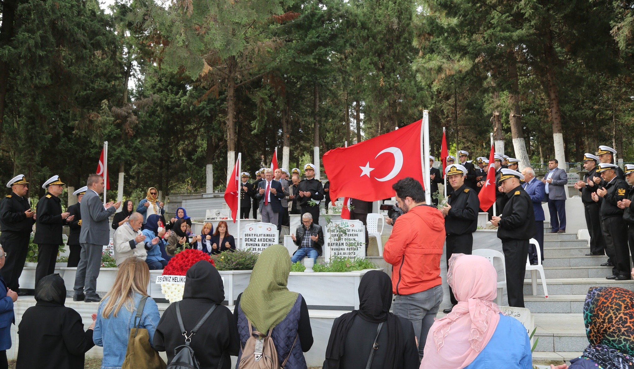 EHT DENZ AKDENZ KABR BAINDA DUALARLA ANILDI