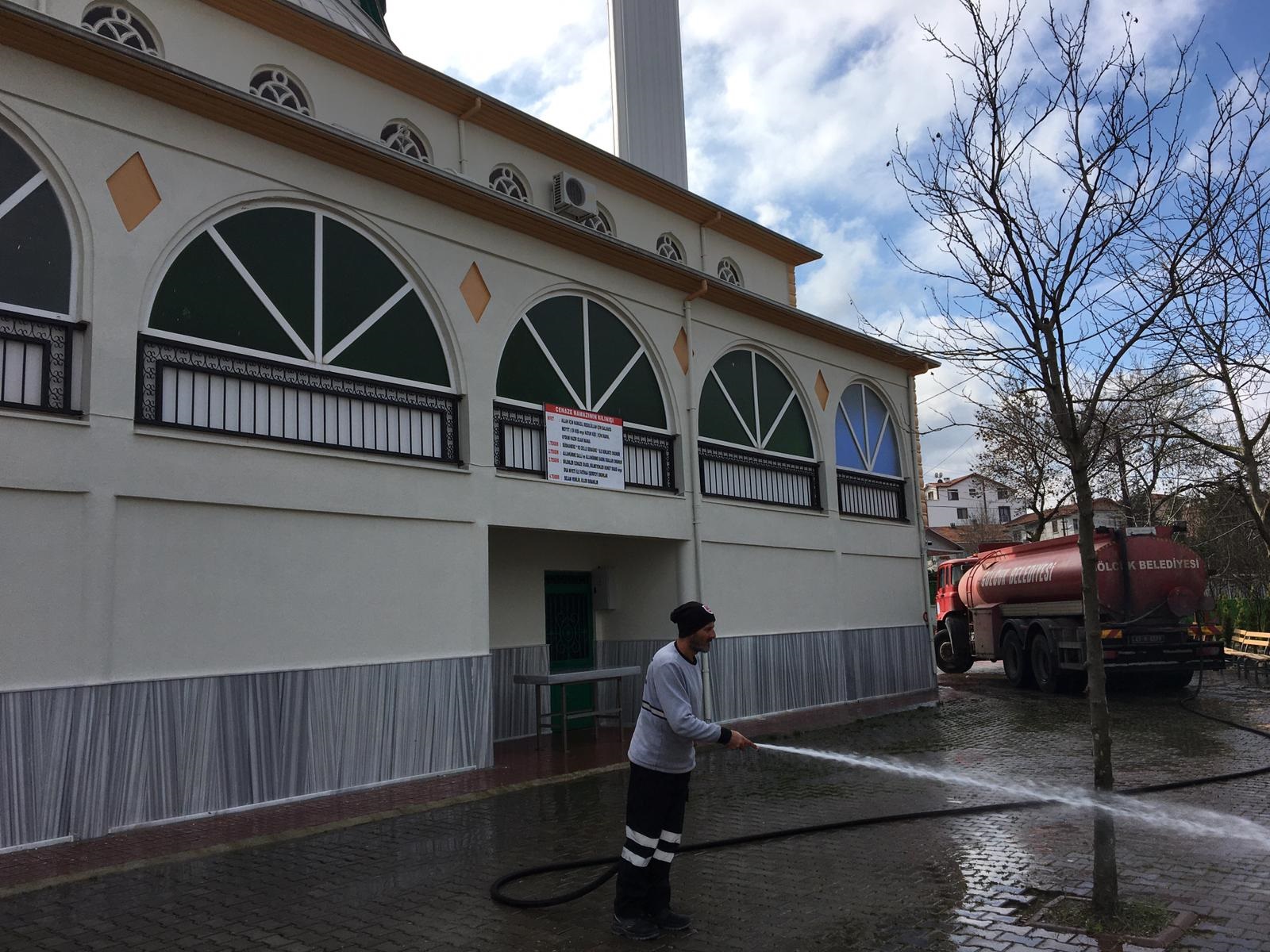 G�lc�k Belediyesi Cami Avlular�n� Temizliyor