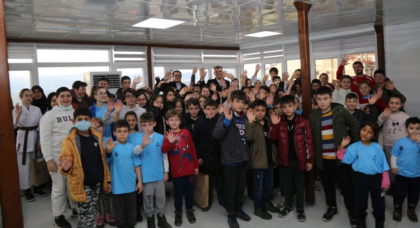 BAKAN SEZER ULALI GENLK MERKEZݴNDE GENLERLE BR ARAYA GELD