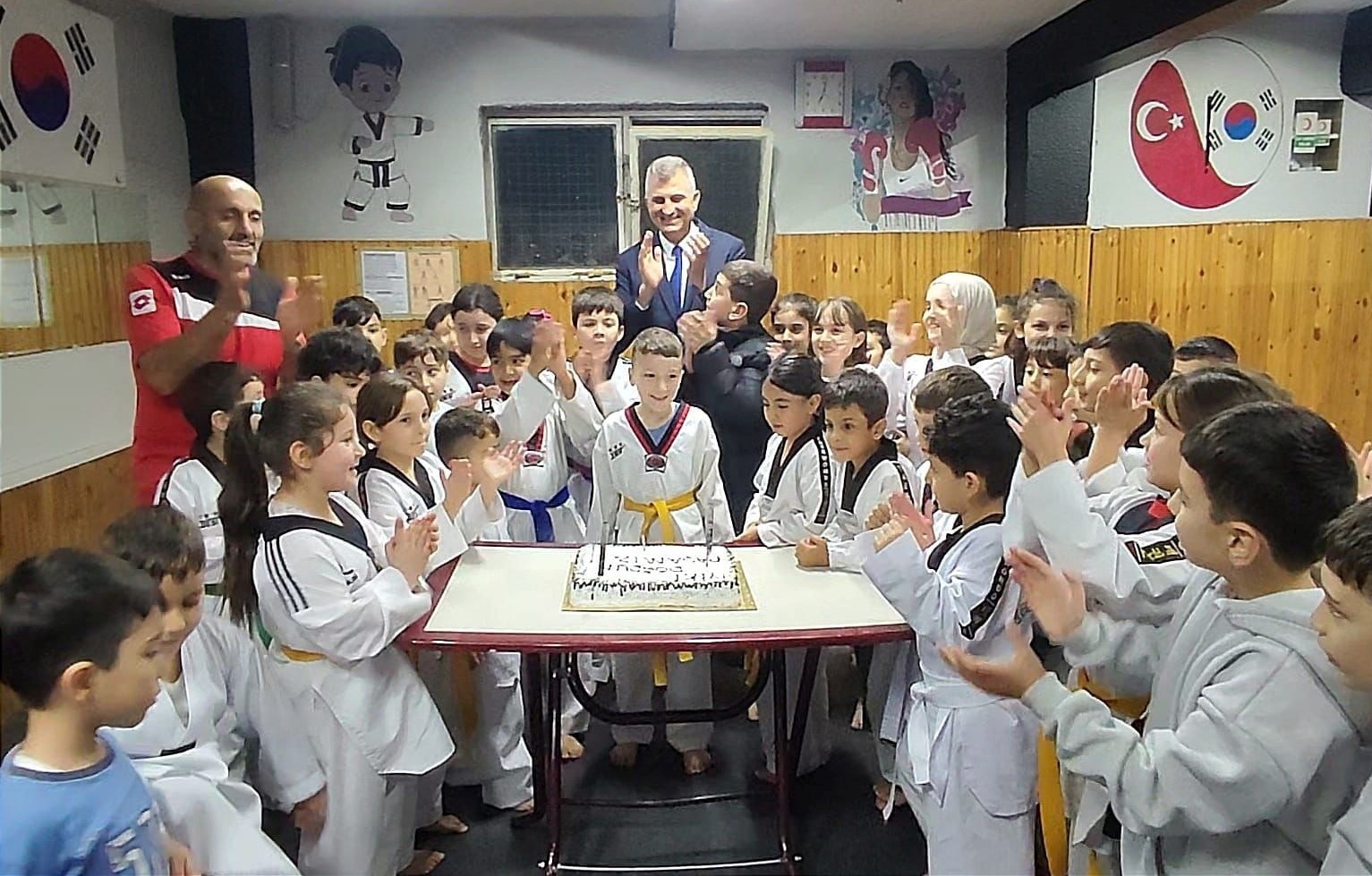 BAKAN SEZER BAARILI TEAKWONDO SPORCULARI LE BR ARAYA GELD