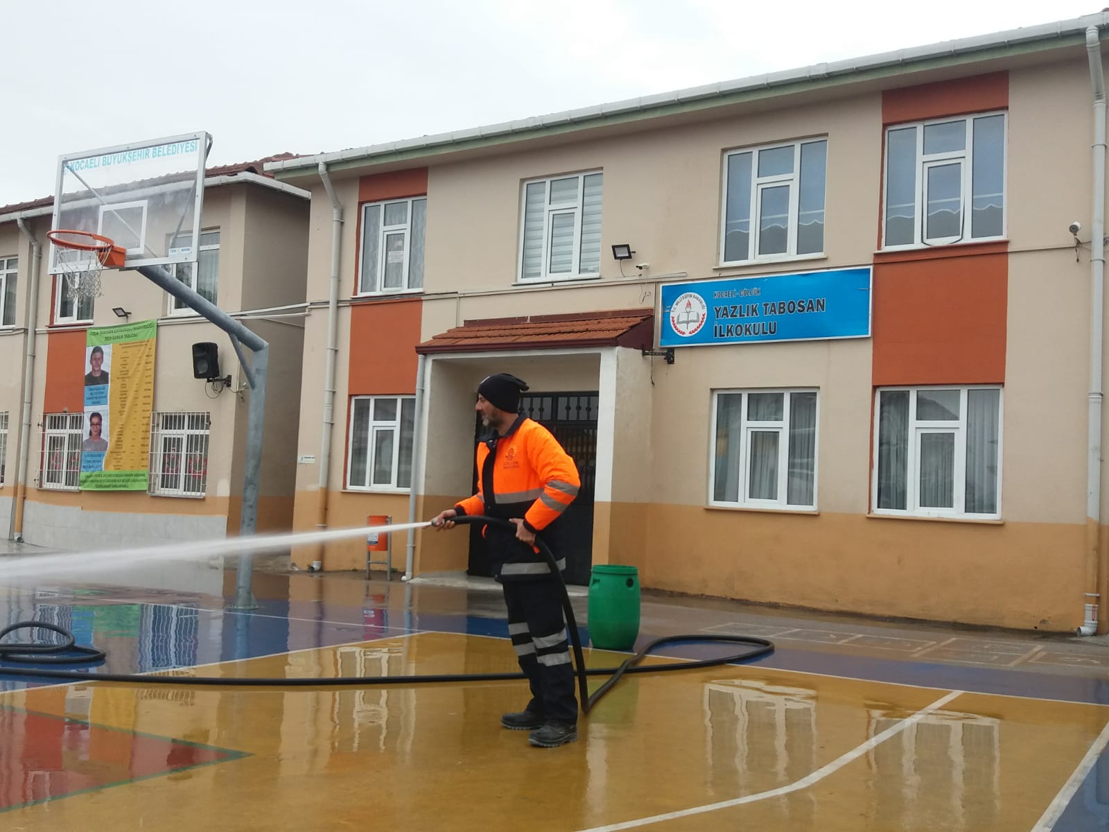 G�lc�k Belediyesi Okul Bah�elerini P�r�l P�r�l Yap�yor