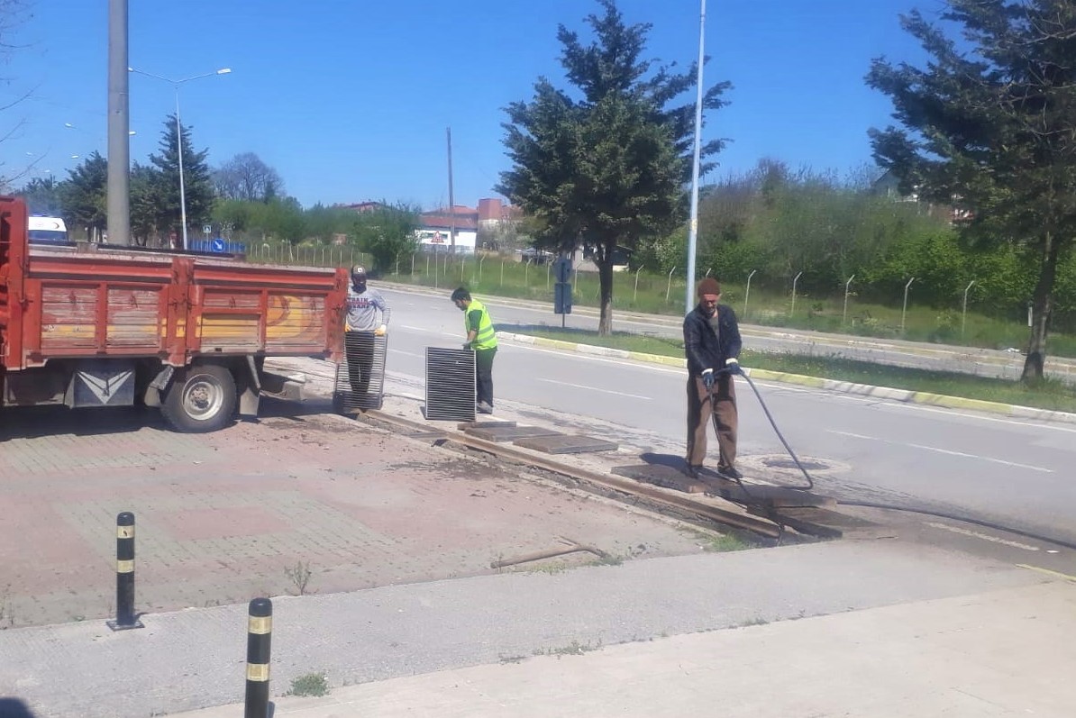 Ya�mur Suyu Kanallar� Temizleniyor