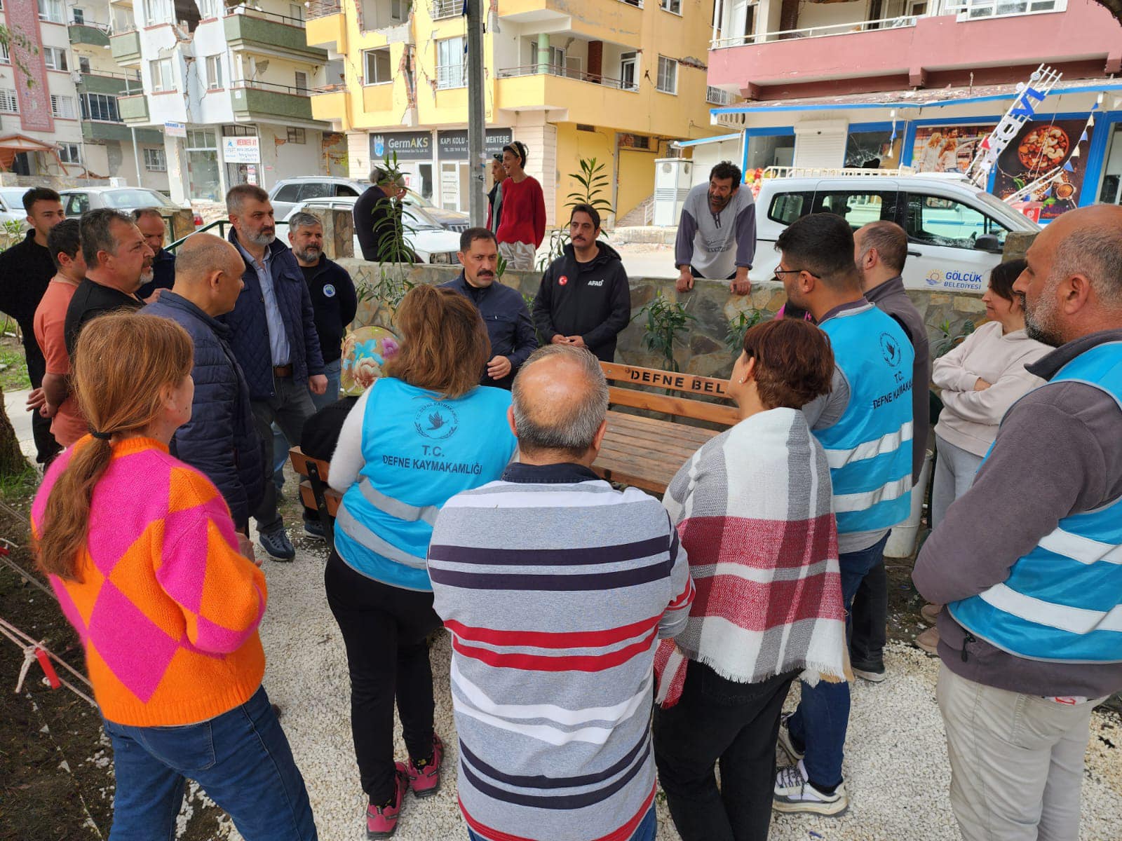 BAKAN SEZER HATAYDA ALIMALARI YAKINDAN TAKP EDYOR