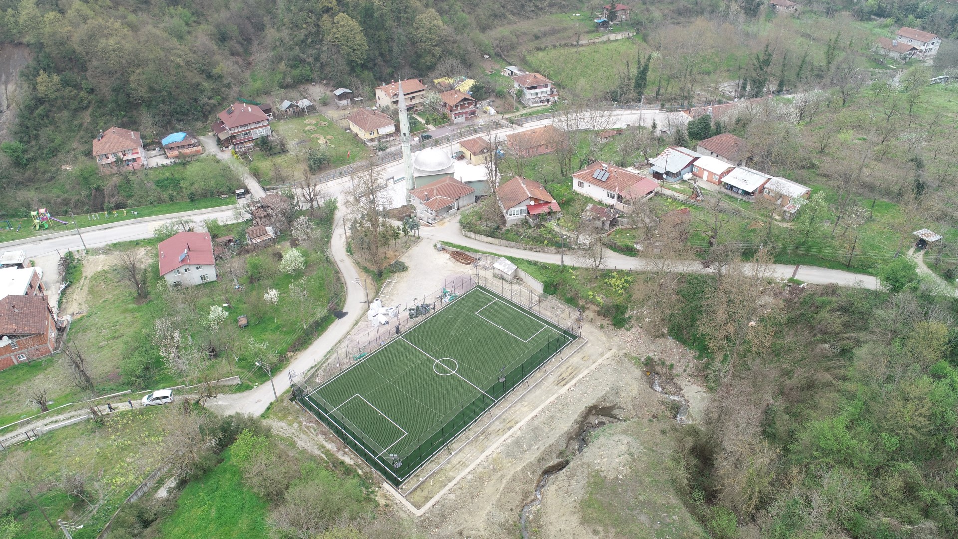 GLCKTE FUTBOL SAHALARI YENLENMEYE DEVAM EDYOR