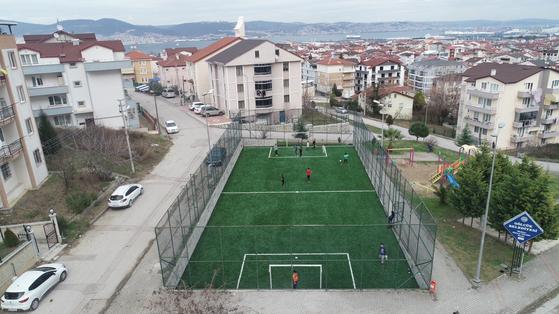 G�lc�k Belediyesi Futbol Sahalar�n�n �im Zeminlerini Yeniledi