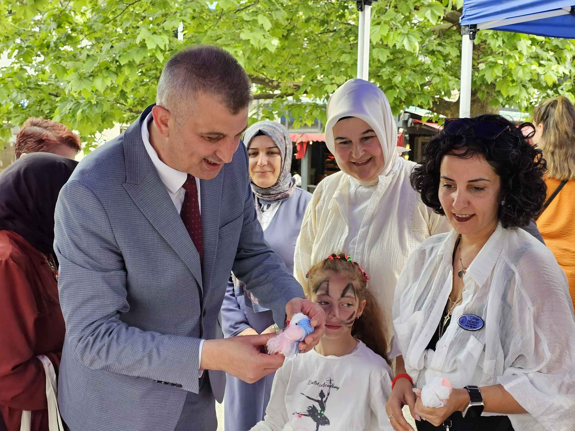 GLCKL OCUKLAR ELLERYLE ANNELERNE HEDYE YAPTI